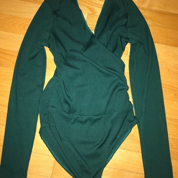 Green v-cut bodysuit - Picture 2 of 3